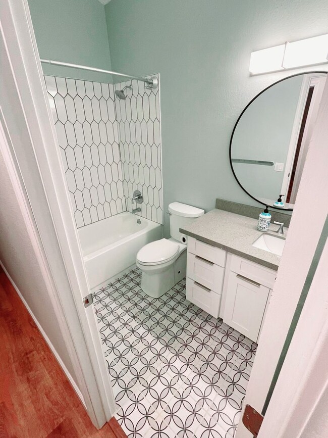 Building Photo - Conveniently Located Single Level Soda Cre...