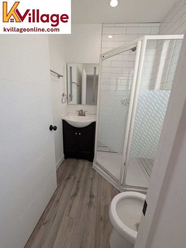 Building Photo - Private room with private bathroom (co-living) **PET-FRIENDLY FLOOR**