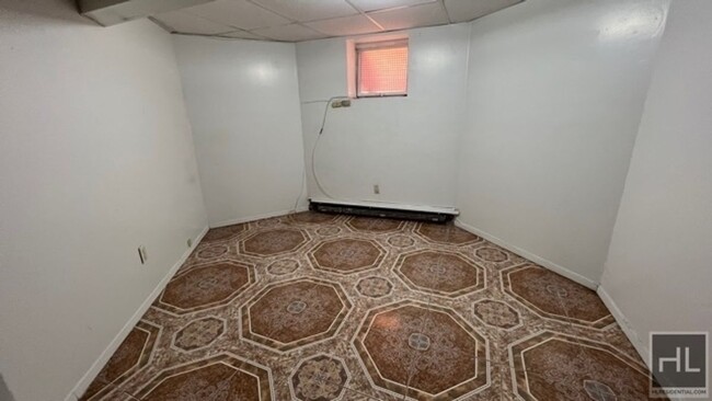 Building Photo - LARGE 1 BEDROOM  BASEMENT WITH WINDOWS  EA...