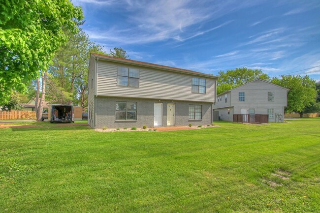 Building Photo - Remodeled 2BR Townhome in Spring Hill