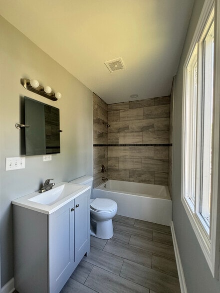 Building Photo - 7141 S Damen Ave