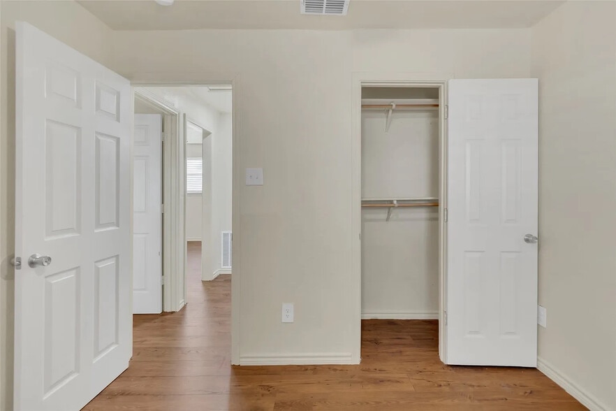 Building Photo - Room in House on Houghton Ave