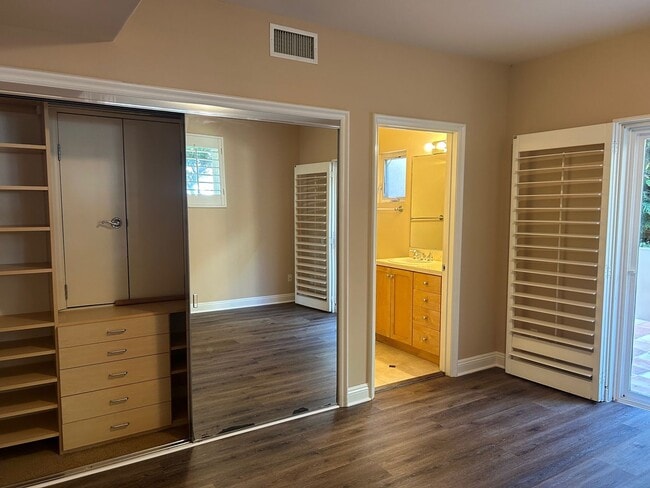 Building Photo - Amazing 3 story free standing contemporary house with terrific ocean views in Playa Del Rey