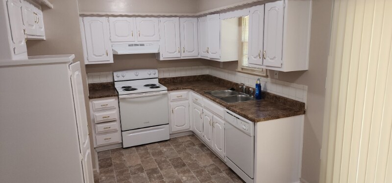 Building Photo - 400 SW Sandstone Dr