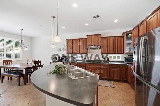 Building Photo - 587 E Benrich Dr