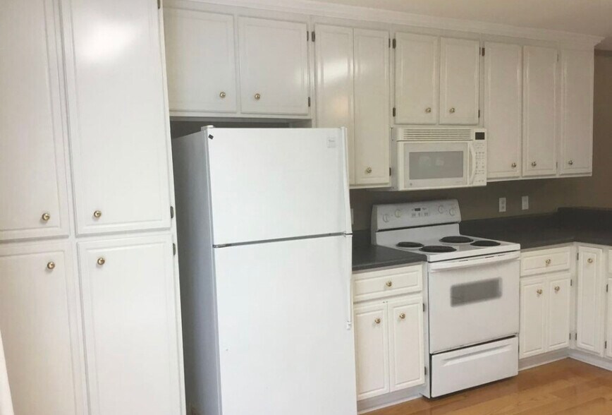Kitchen - 2020 Glennfield Ln