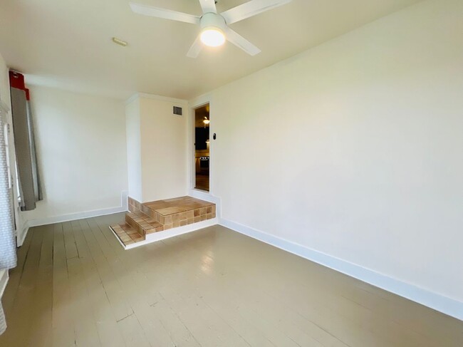 Building Photo - 1554 W Lullwood Ave