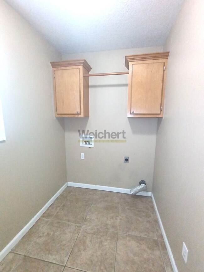 Building Photo - 3Bed/2Bath w/ fenced backyard