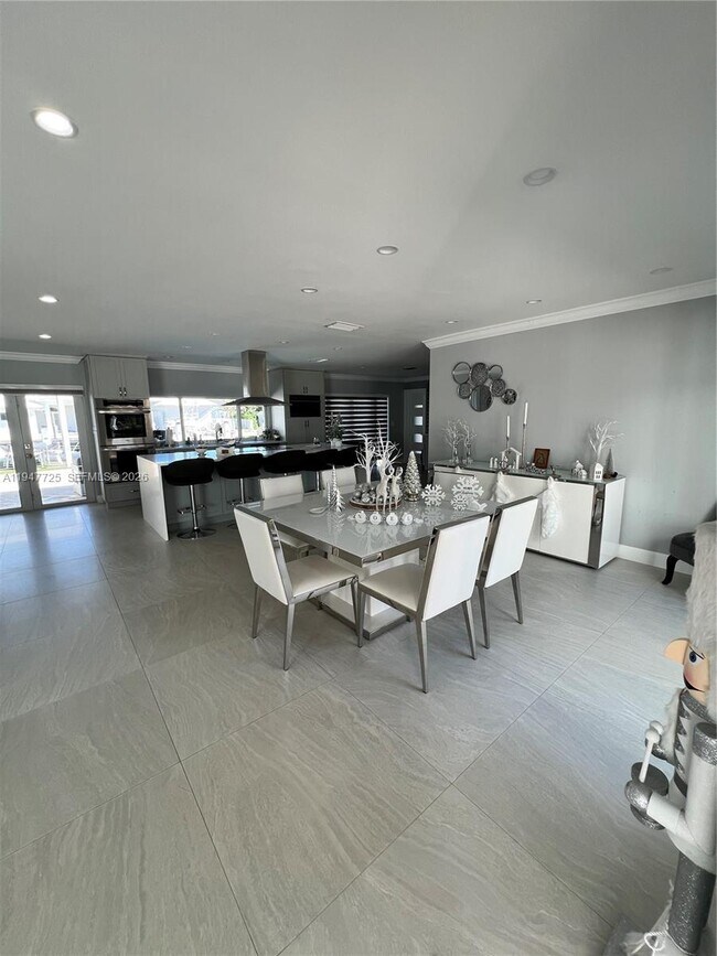 Building Photo - 5510 Bayview Dr