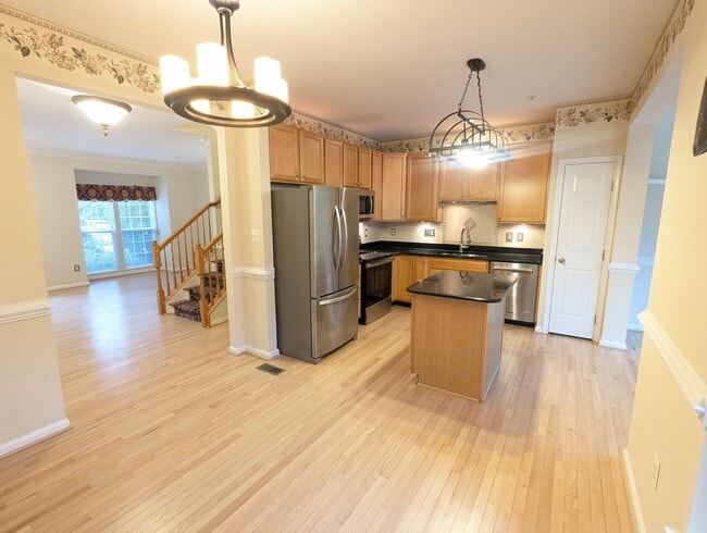 Building Photo - Townhome in *OAKDALE school district* ready for you now!