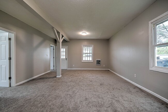 Building Photo - 635 S McKee St