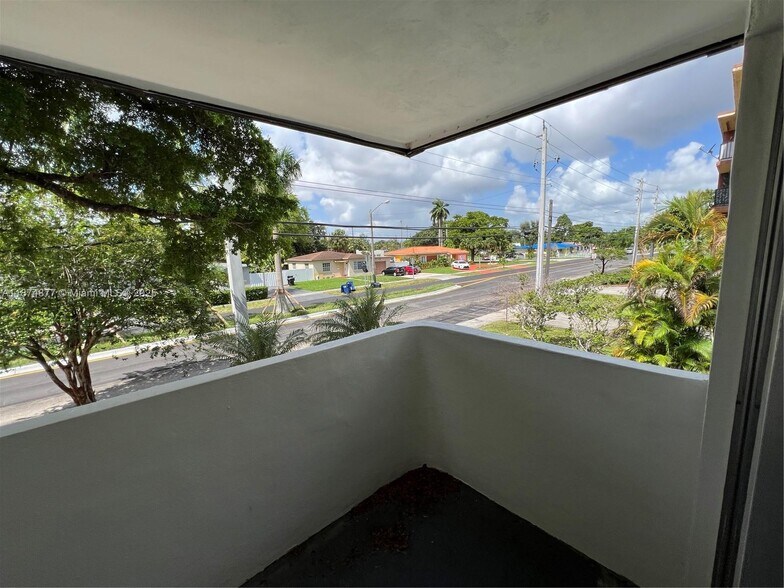 Building Photo - 465 S Royal Poinciana Blvd