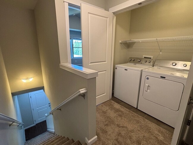 Building Photo - Modern Townhome Available in Wilsonville