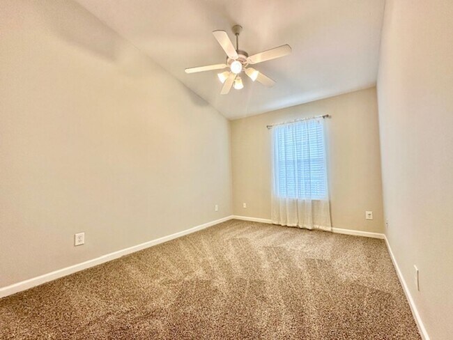Building Photo - Welcome Home! Rare 3 Bedroom 2.5 Bath Town...