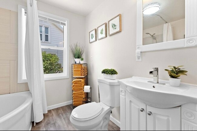 Building Photo - 532 W 5th Ave