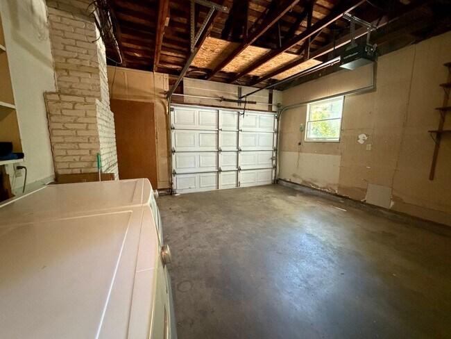 Building Photo - 6039 Van Alstine Ave