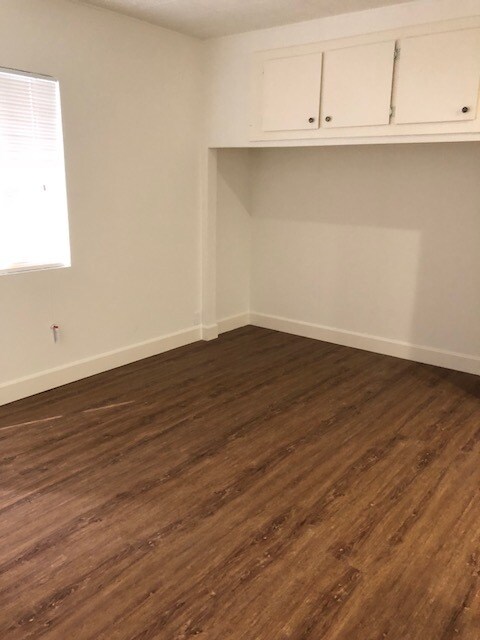 Building Photo - 916 N Screenland Dr