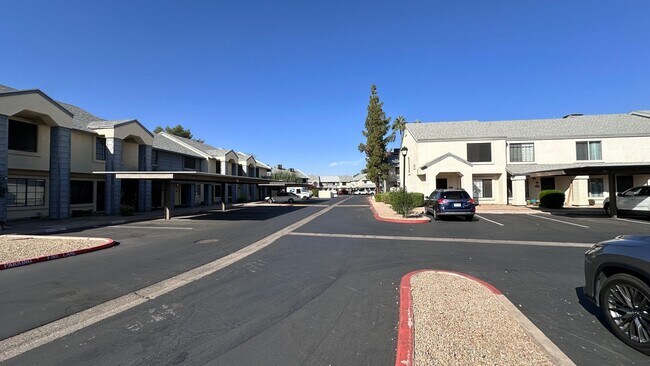 Building Photo - 2 bedroom townhome