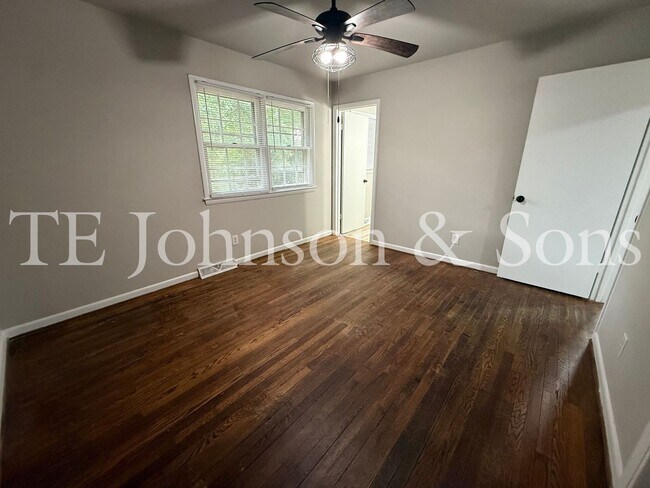Building Photo - Charming 2 Bedroom Home with Hardwood Floors & Central A/C in Winston-Salem