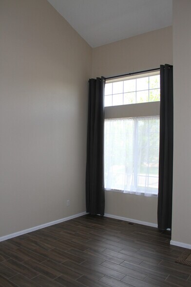 Living rm w vaulted ceiling - 3131 Goldeneye Pl