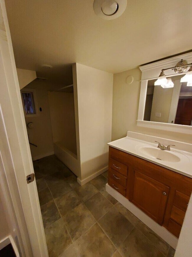 Building Photo - 7 Bed/2 Bath Unit in a Nice Duplex near UW Campus