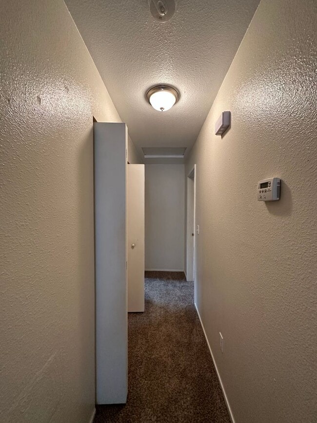 Building Photo - Cute well maintained home, convenient Anderson location