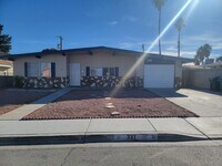 Building Photo - Renovated Single Family Home! Large backy...