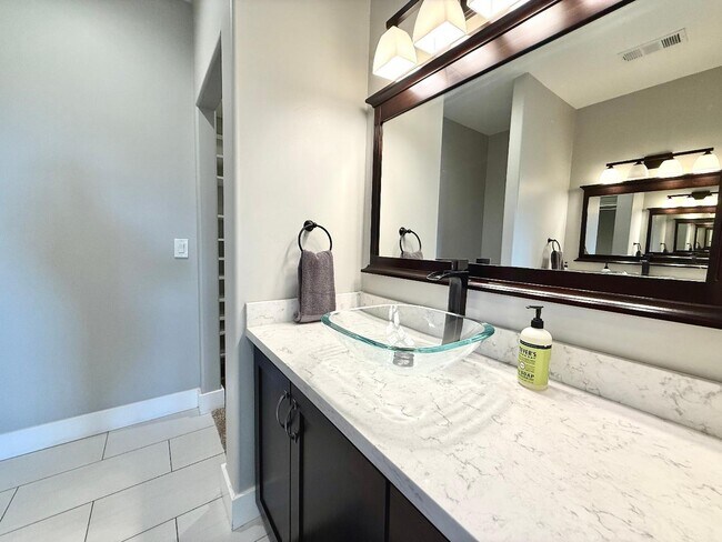 Building Photo - 760 Beachwood Ct