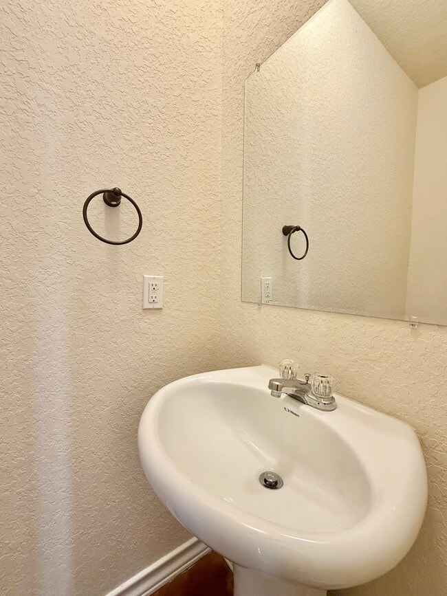Building Photo - 3 bed 2 bath townhome in Leon Valley near ...