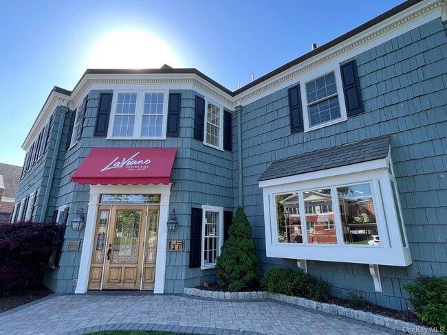 Building Photo - 10 Colonial Ave