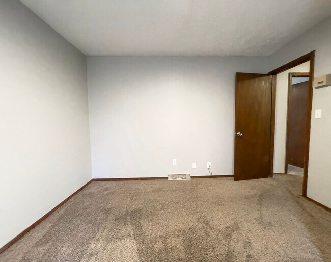 Building Photo - 2213 E Memorial Dr