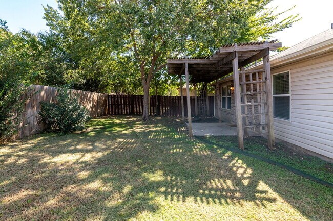 Building Photo - "Beautiful 3-Bedroom, 2-Bath Home with Ope...