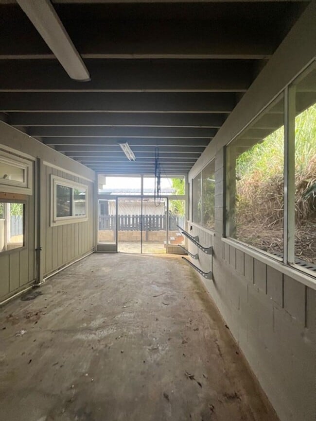 Building Photo - Available 08/16/2025! - Large 4 bedroom/2 ...