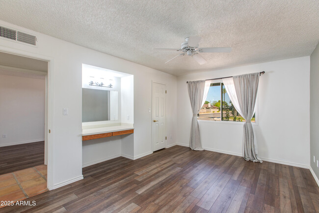 Building Photo - 1119 E Balboa Dr
