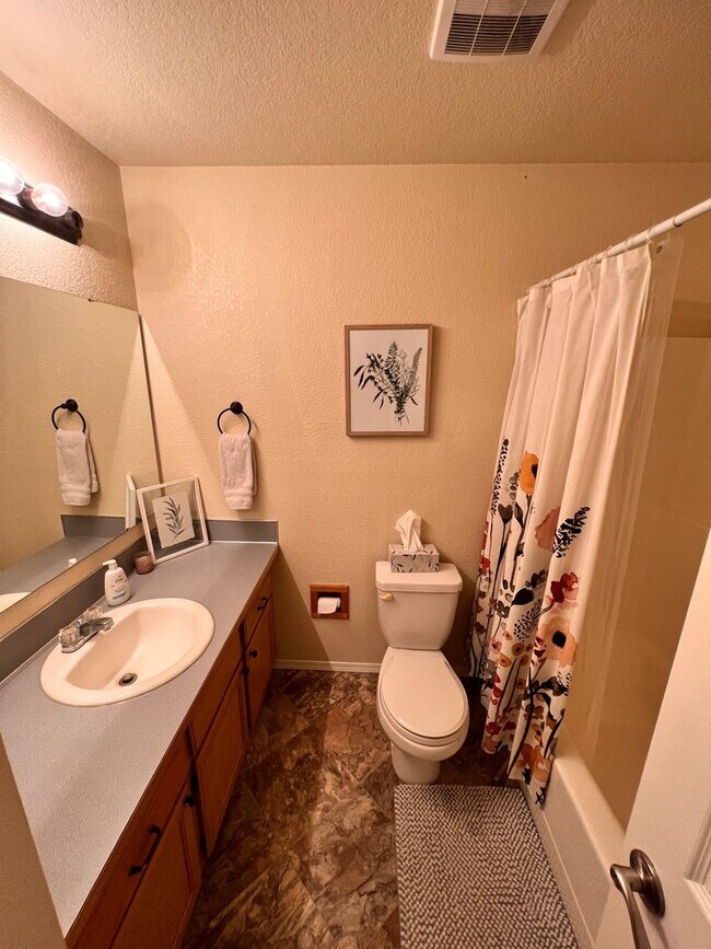 Building Photo - 4412 Ingleside Dr SE