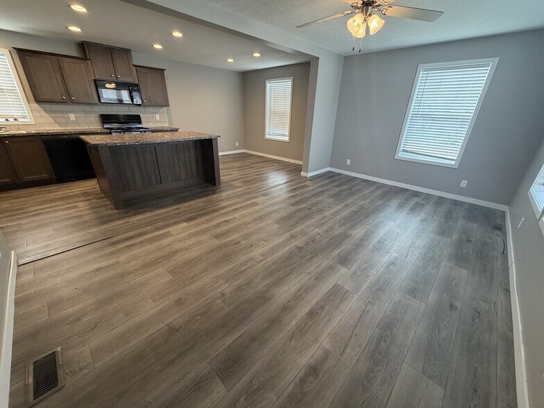 Building Photo - 15385 Dominique Dr