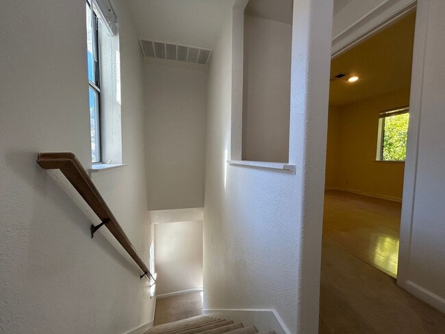 Building Photo - 2 Bed, 2.5 Bath Walnut Creek Home – Peacef...