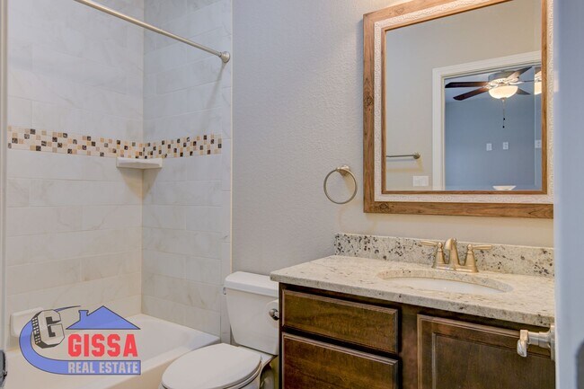 Building Photo - Beautiful home with 5 bedrooms, 4 bathroom...