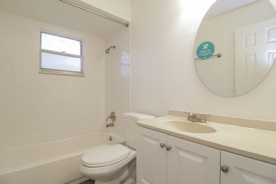Building Photo - 2426 Sable Dr