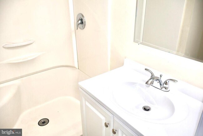 Building Photo - 147 Deacon Rd