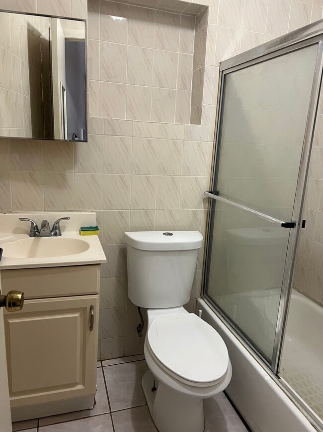 Building Photo - 1131 NE 170th St