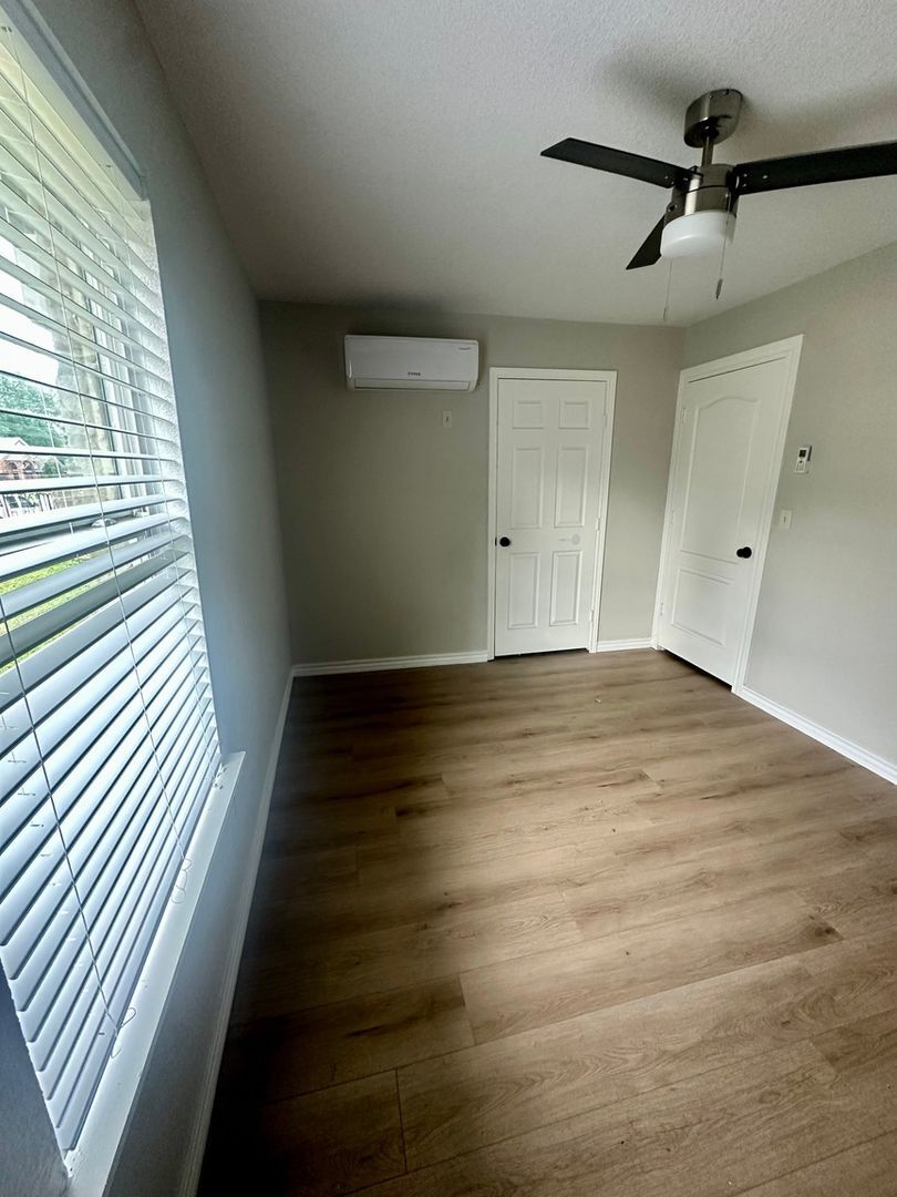 Building Photo - 3437 Stanley Ave