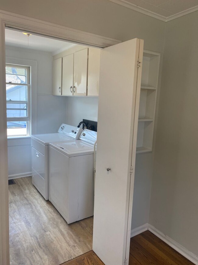 Building Photo - Cozy Single Bungalow right in the Wedge! A...