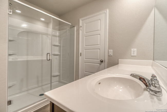 Building Photo - A charming 4 beds and 2.5 bath is now ready!