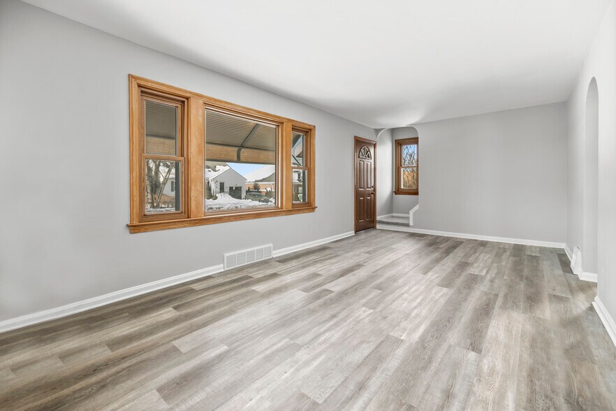 Building Photo - 1515 Longwood Dr