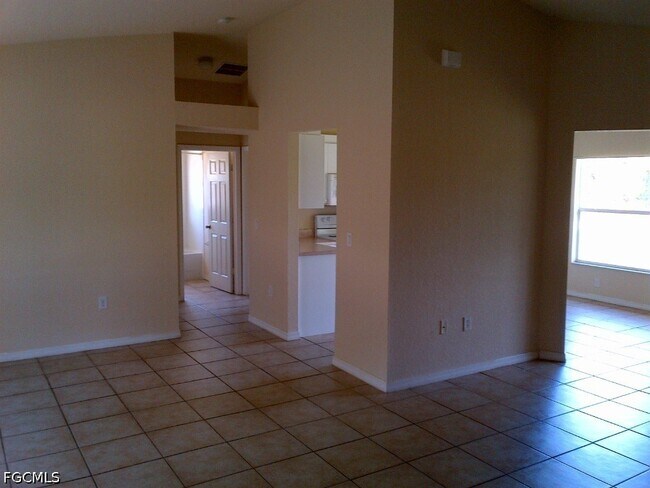 Building Photo - 622 Grant Ave