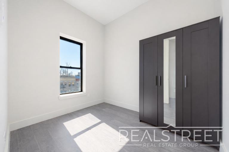 Building Photo - New Modern 2 Bed w Full Amenities + Dishwasher/Laundry/Garden