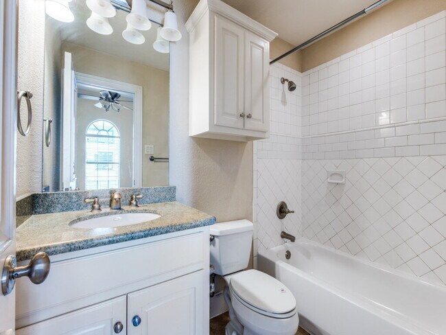 Building Photo - 3 bedroom 3 bath Duplex