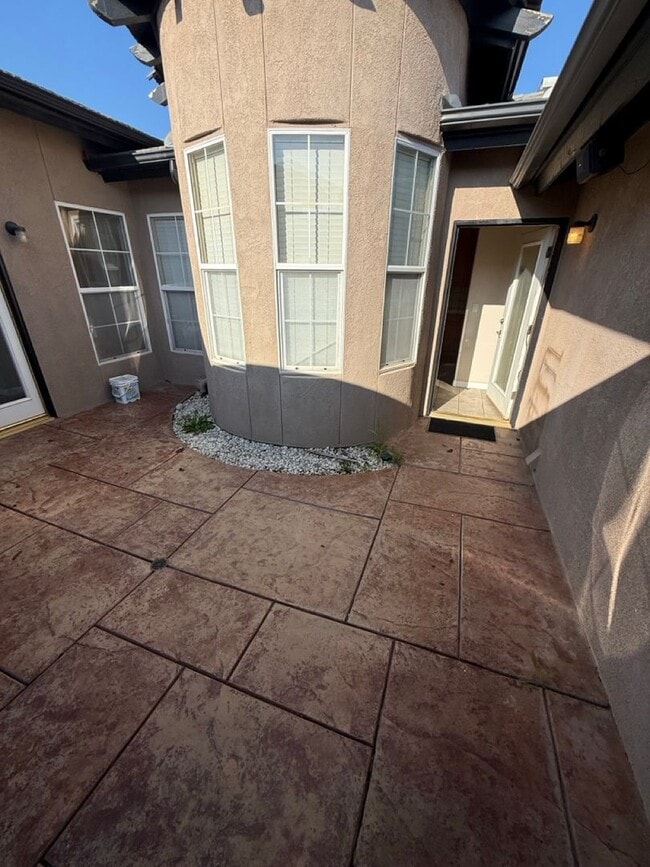 Building Photo - Spacious 5-Bedroom, 2-Bathroom Home in Southwest Bakersfield