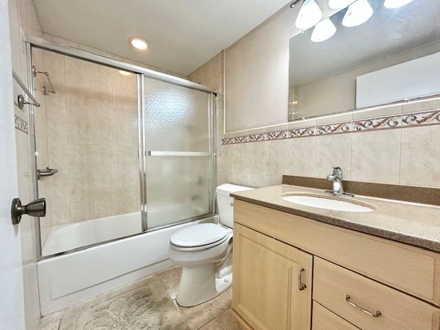 Building Photo - 715 Normandy O